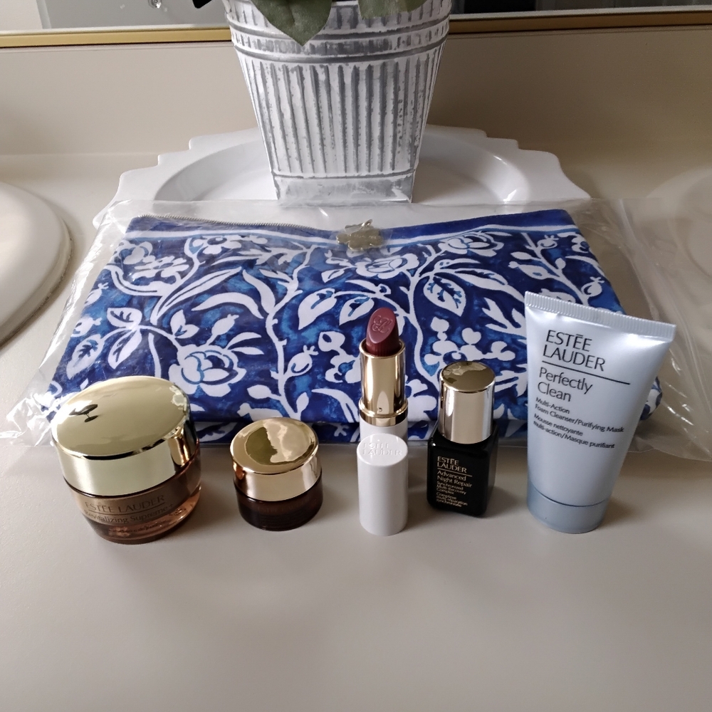 Estee Lauder Blue Royale Cosmetic Bag W/5 Mini Samples.  NWT